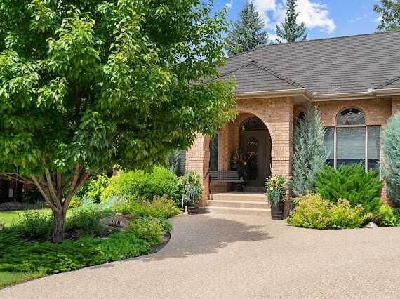 Property Photo: 39 Baycrest Court SW AB T2V 5K1