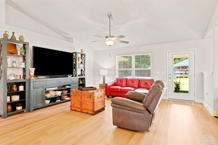 Property Photo: 6009 Parsonage Cir FL 32570