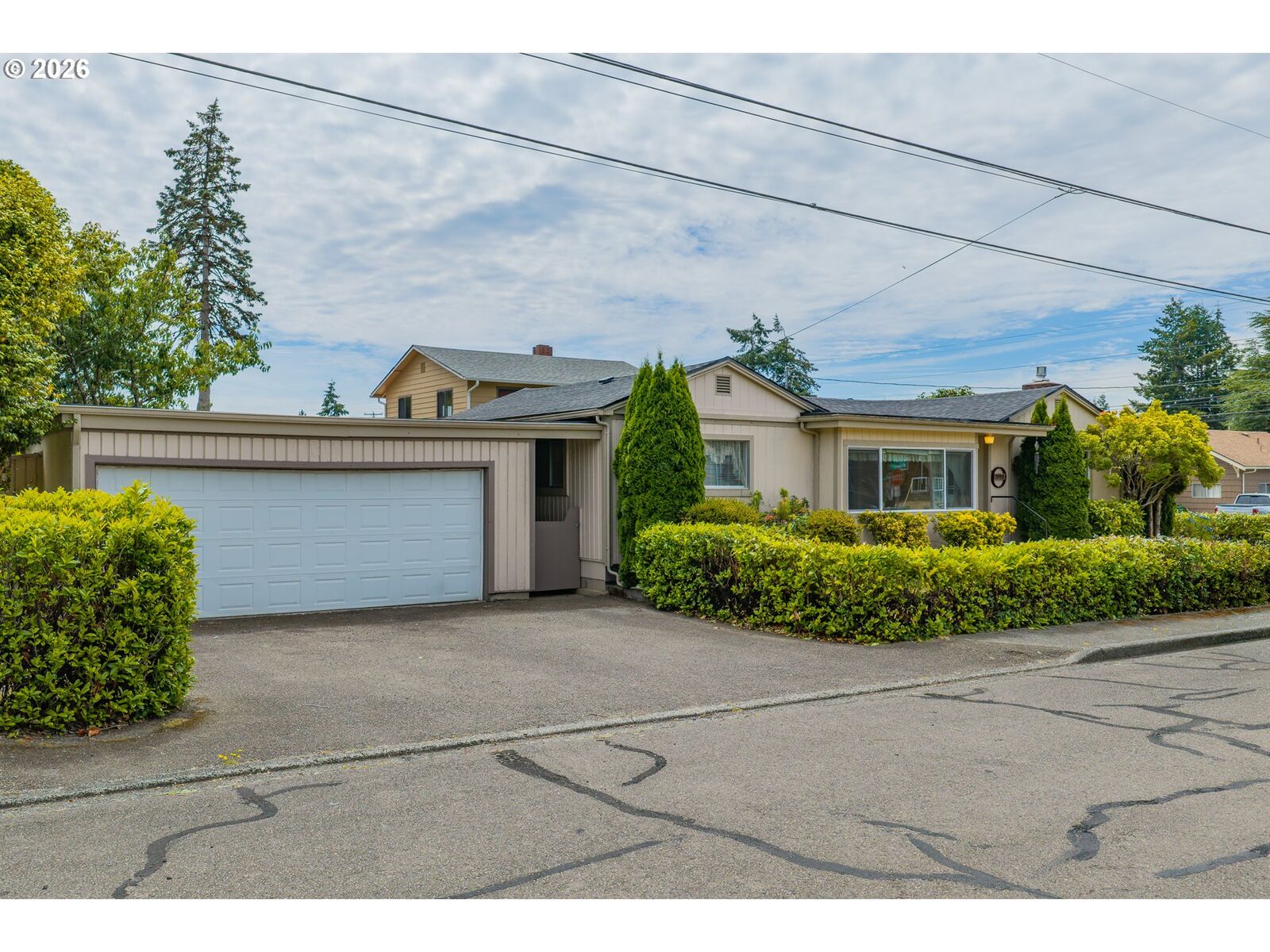 Property Photo: 1095 W 11th St OR 97423
