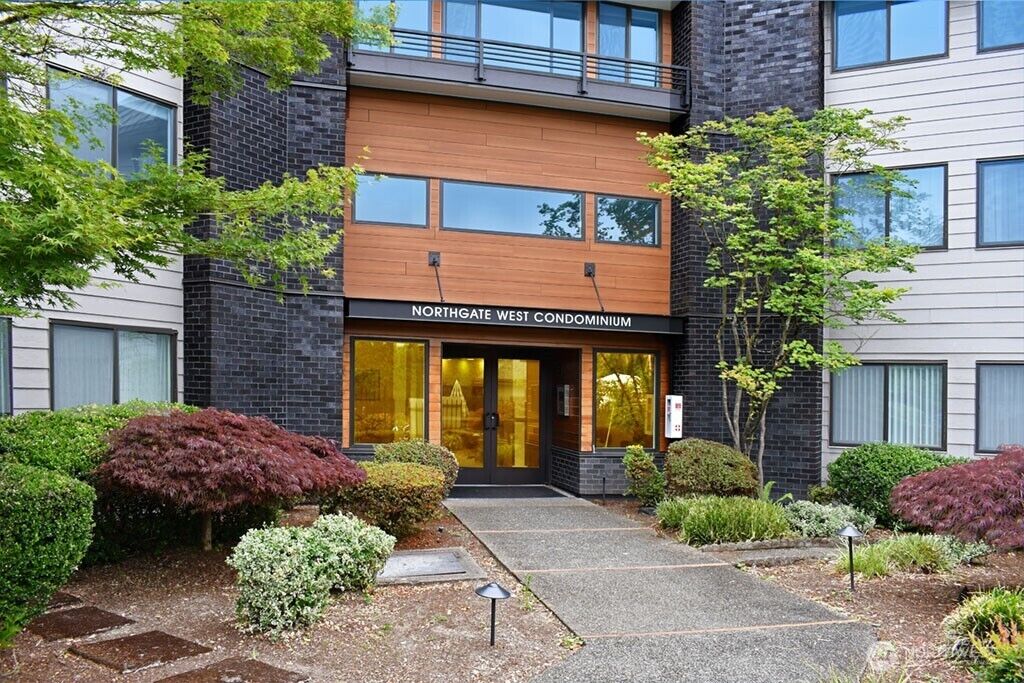 Property Photo:  11300  1st Avenue NE 321  WA 98125 