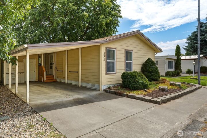 Property Photo: 832 SE Scenic View Drive WA 99324