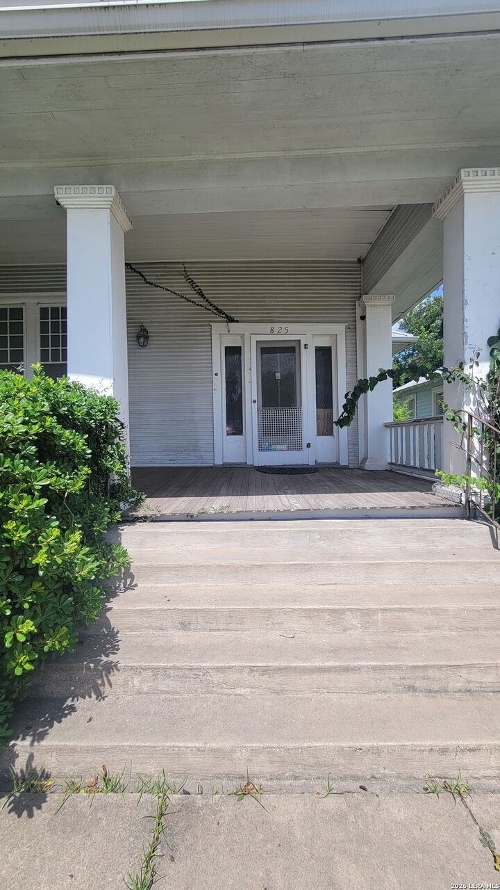 Property Photo:  825 N Pine St  TX 78202 