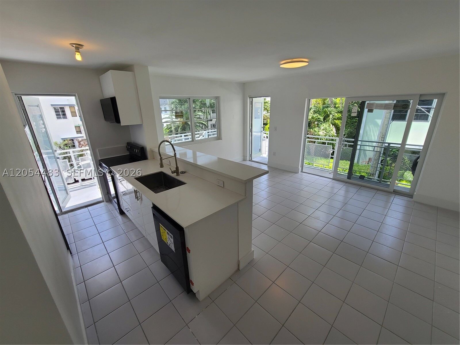 Property Photo: 901 10th St 8 FL 33139