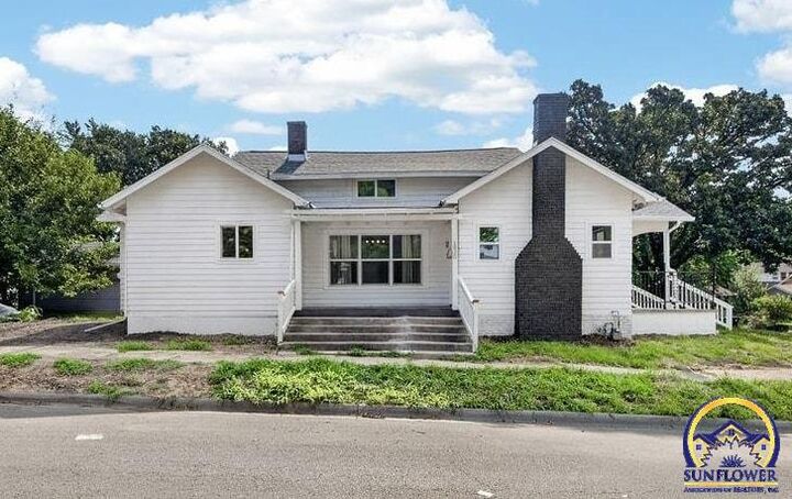 Property Photo: 1620 SW Lincoln St KS 66604