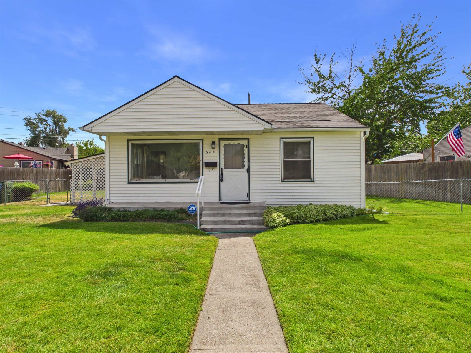 Property Photo:  544 E Nebraska Ave  WA 99208 
