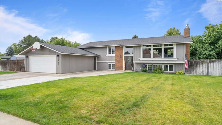 Property Photo:  1733 Bismark St  WA 99354 