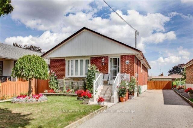 Property Photo: 21 Ivanhoe Court ON M1R 3G8