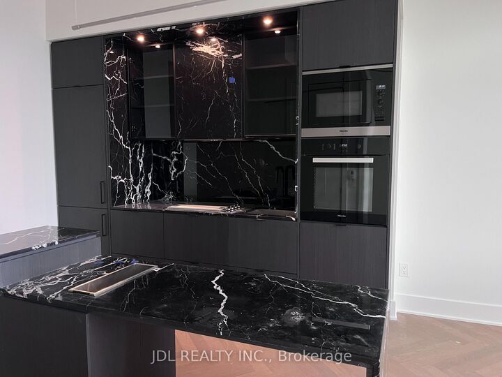 Property Photo:  11 Yorkville Avenue 6108  ON M4W 1L2 