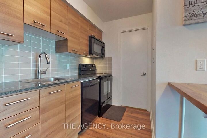Property Photo:  135 Village Green Square 1015  ON M1S 0G4 