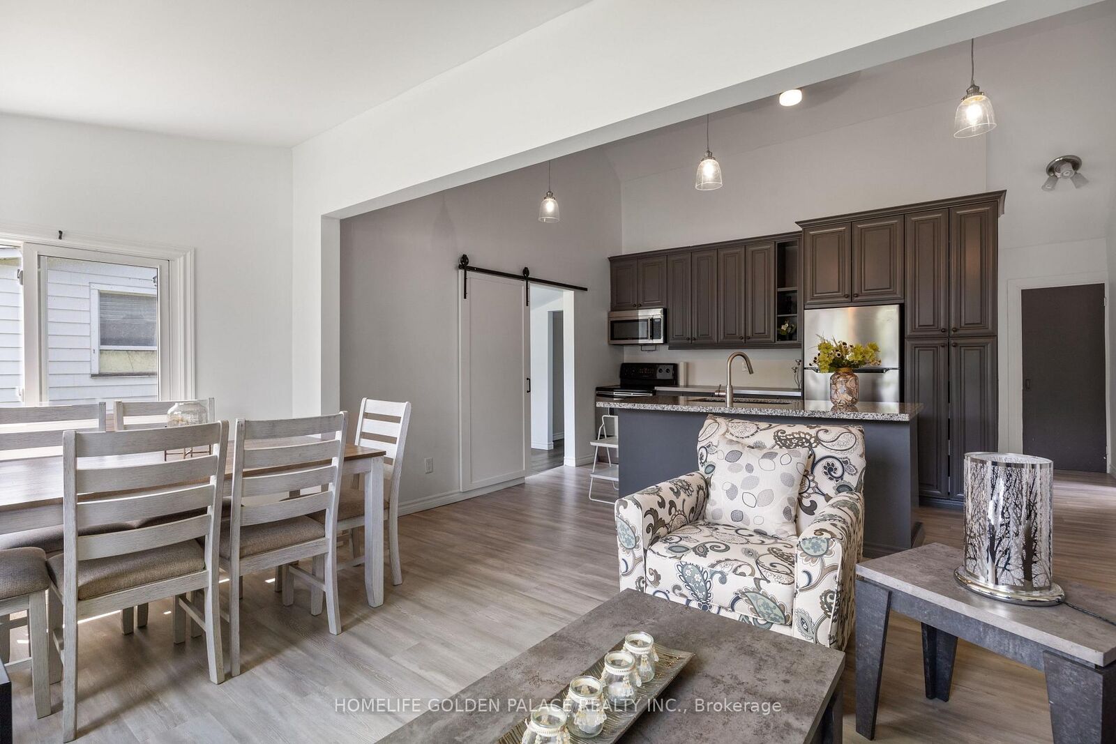 Photo de la propriété:  194 Beach Road  ON L4P 2L9 