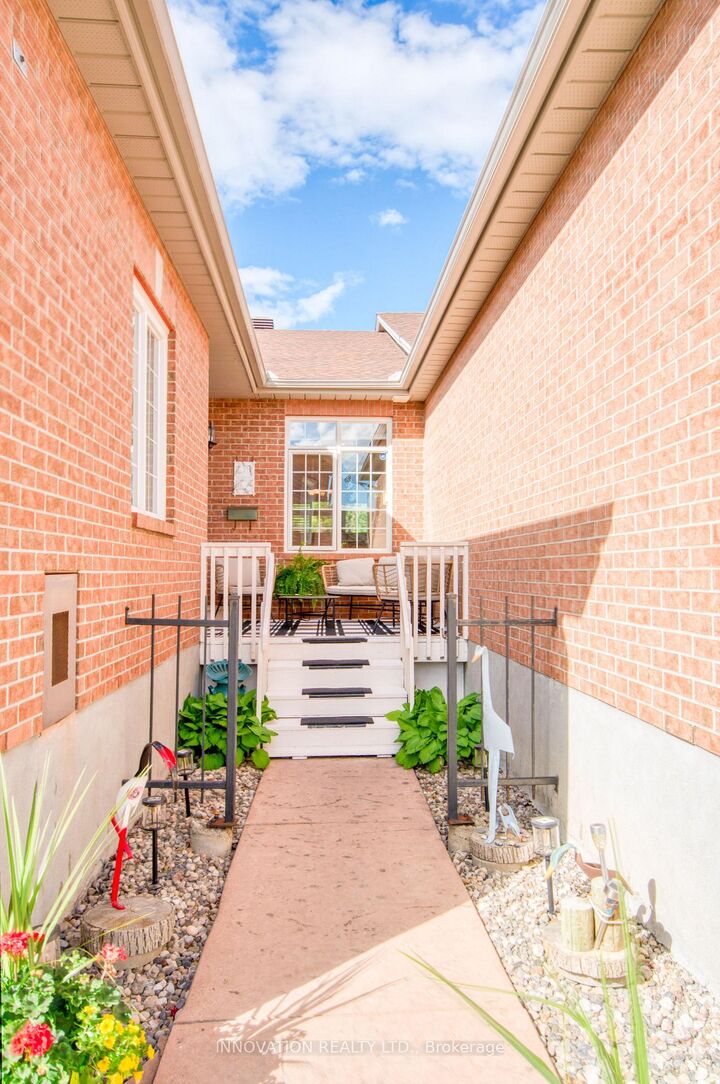 Property Photo:  27 Eileen Crescent  ON K2S 1X2 