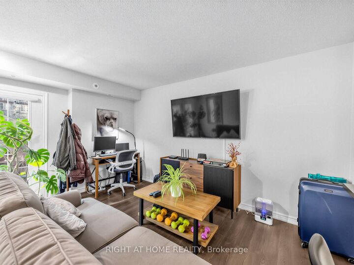Property Photo:  95 The Queensway N/A 61  ON M6S 5A7 