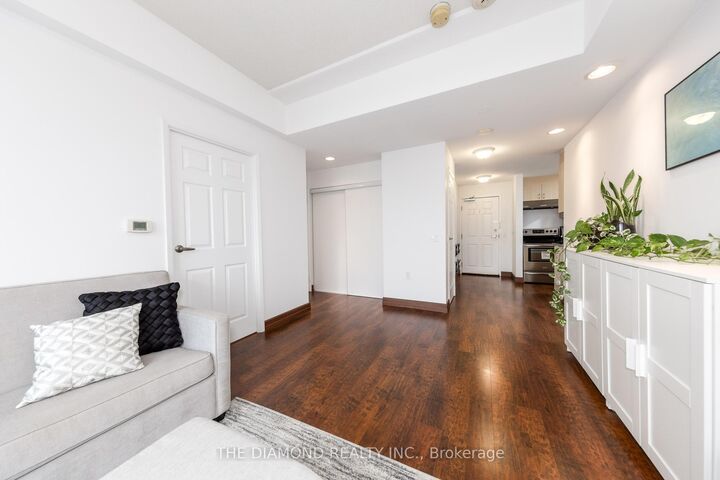 Property Photo:  15 Maplewood Avenue Ph 5  ON M6C 4B4 