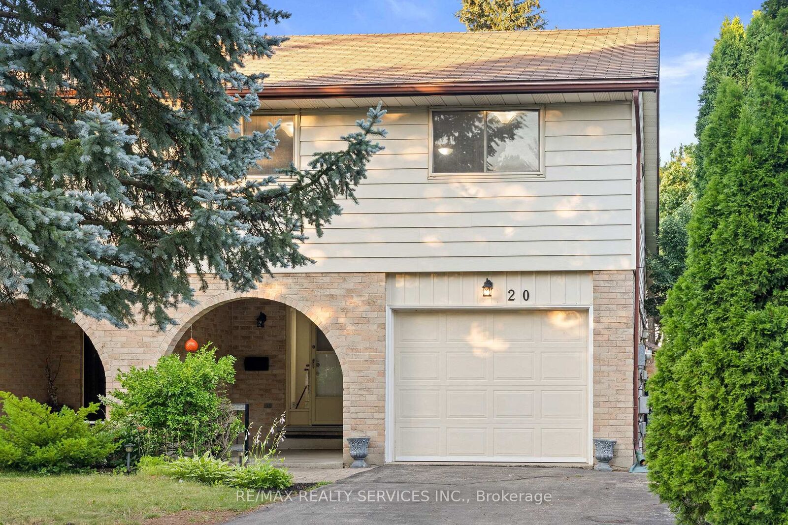Property Photo: 20 Highcroft Court ON N2E 2N9