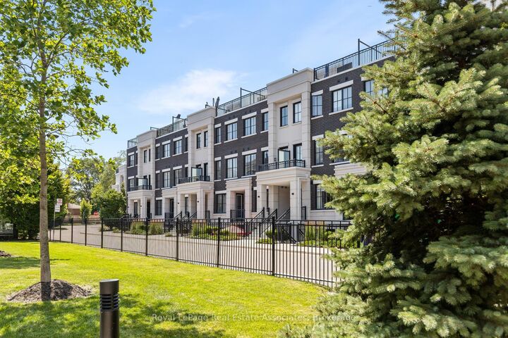 Property Photo:  657 Cricklewood Drive 524  ON L5G 0B8 