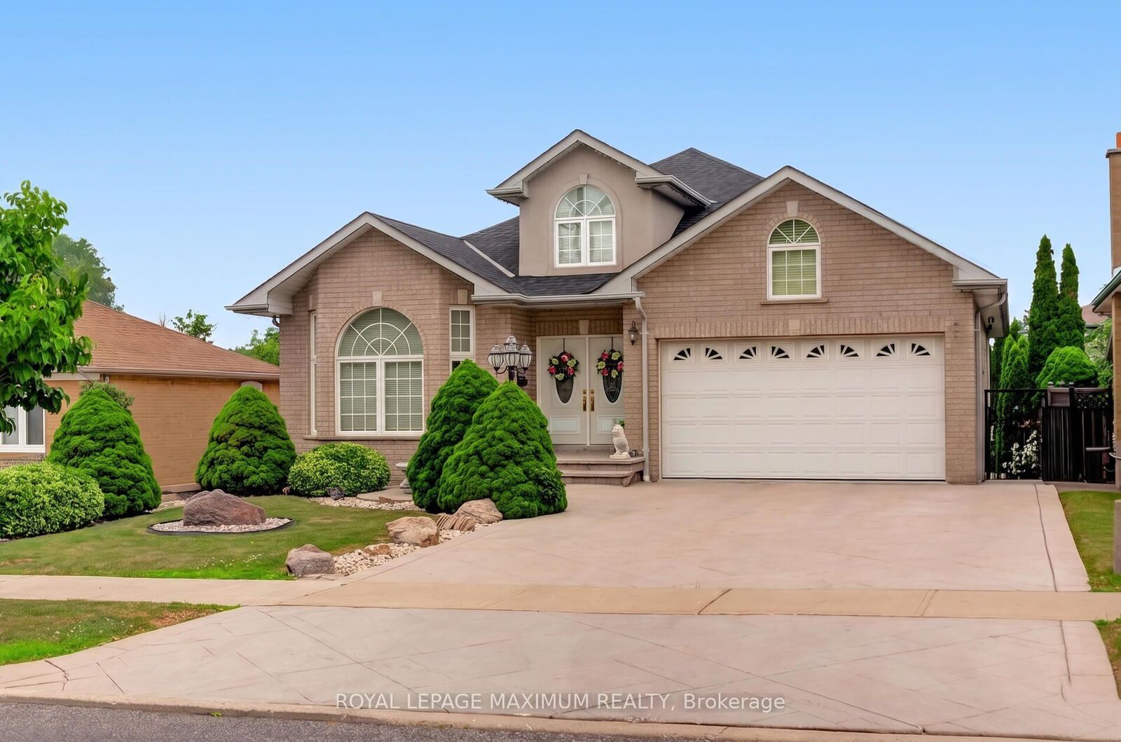 Property Photo:  378 Rustic Road  ON M6L 1W7 