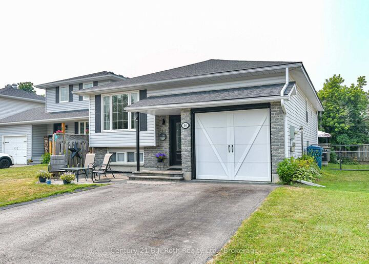 44 Courtney Crescent W — photo 1