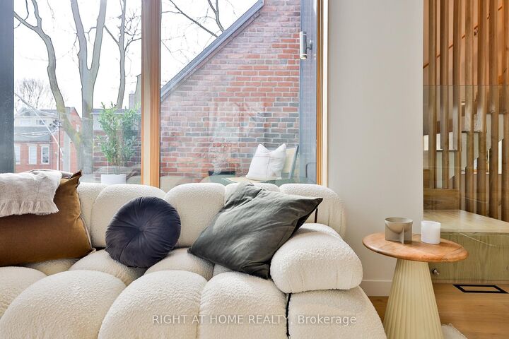 Property Photo: 225 Brunswick Avenue Ph 2 ON M5S 2M6