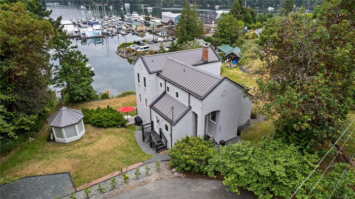 5025 Genoa Bay Rd — photo 1