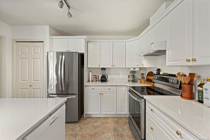 Property Photo: 850 Arbutus St #2 BC V9K 2M7