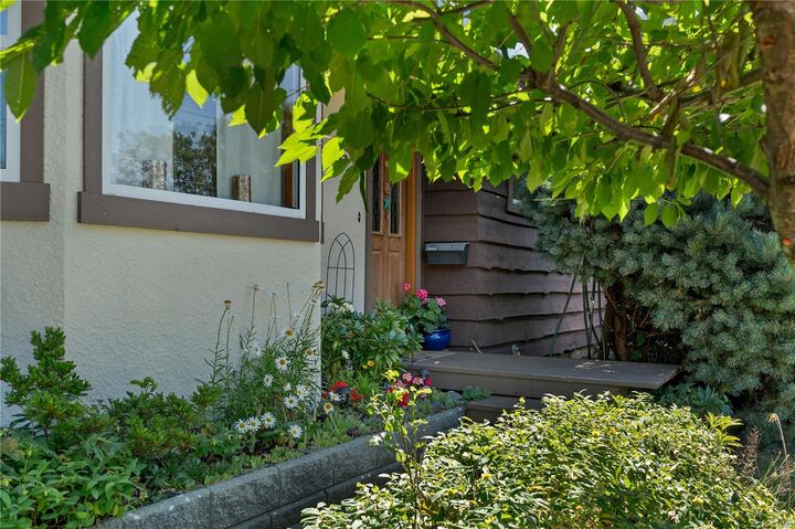 Property Photo: 885 Shellbourne Blvd BC V9W 4Z7