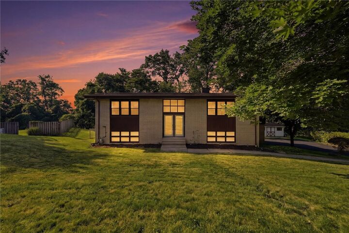 Property Photo: 1718 Mountainview Dr PA 15146