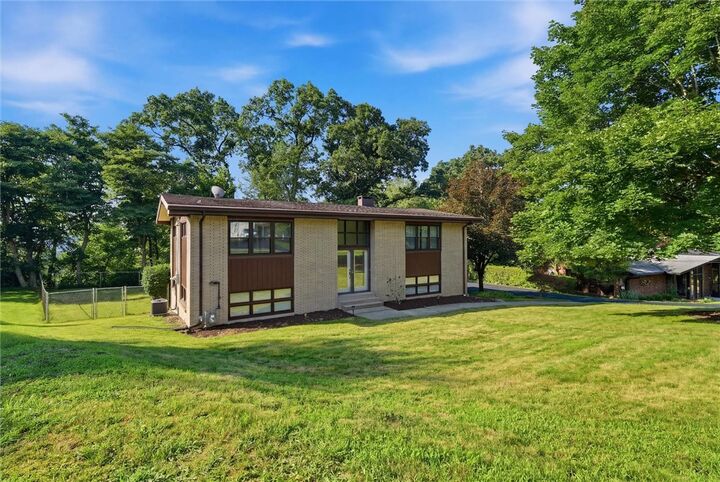 Property Photo:  1718 Mountainview Dr  PA 15146 