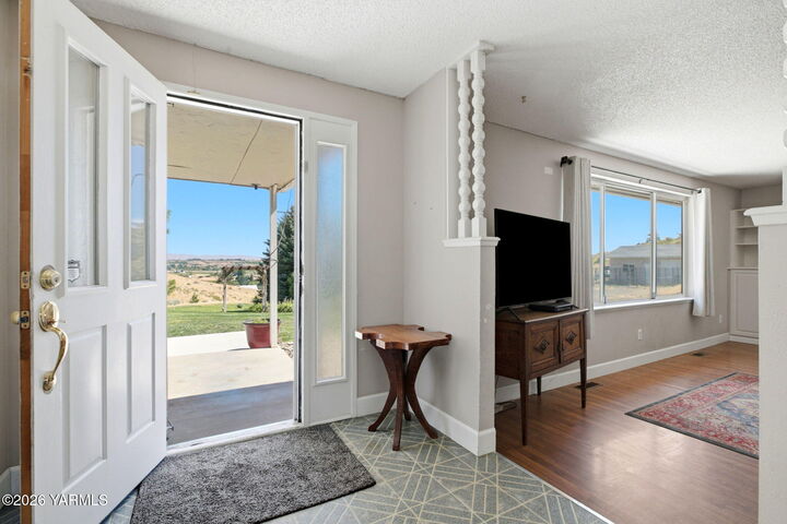 Property Photo:  1550 Pioneer Way  WA 98908 