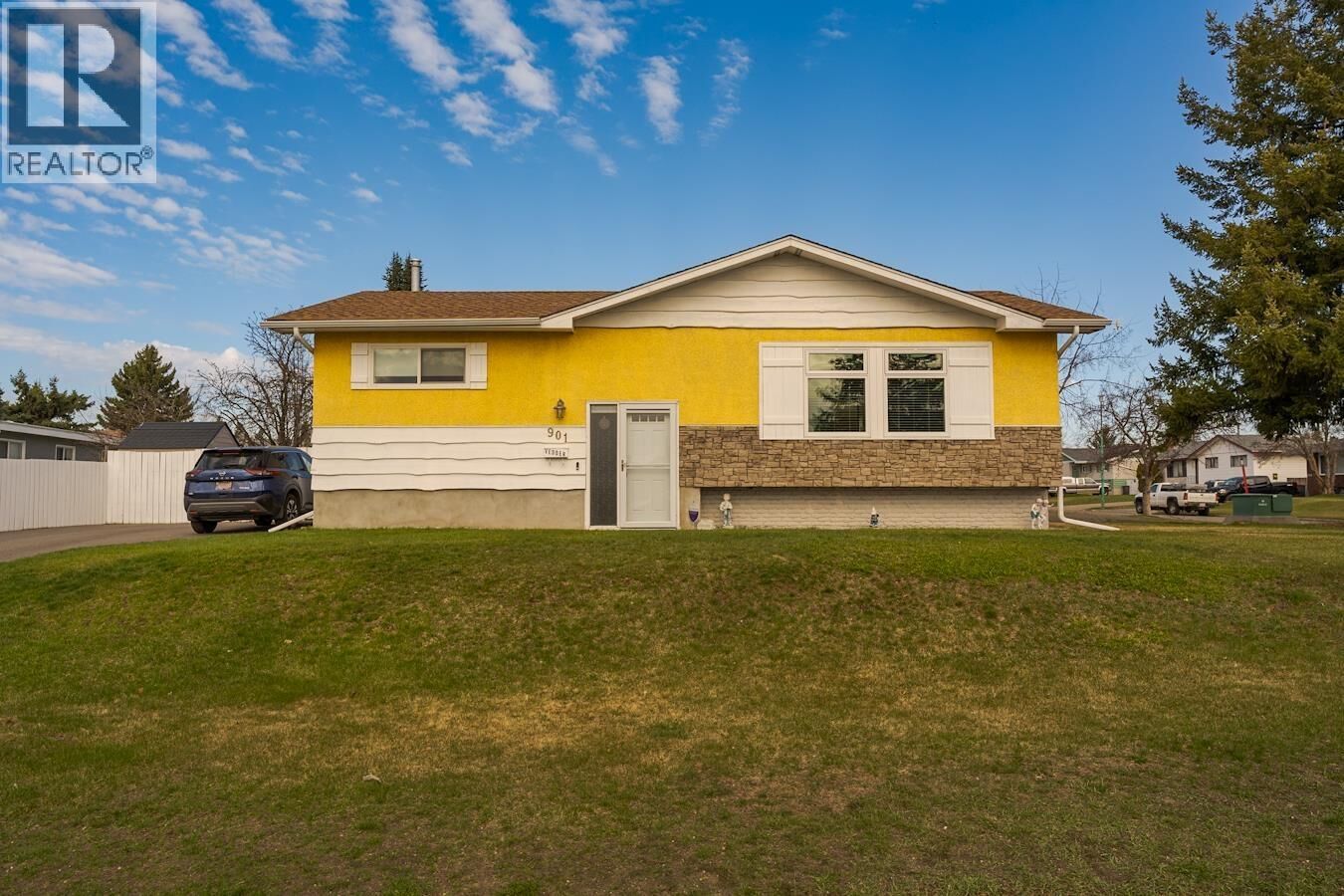 Property Photo:  901 Vedder Crescent  BC V2M 3T1 
