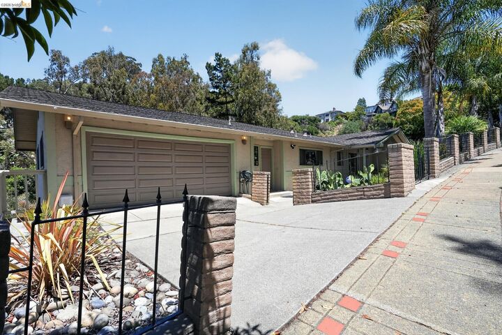 Property Photo: 525 Hampton Ave CA 94611