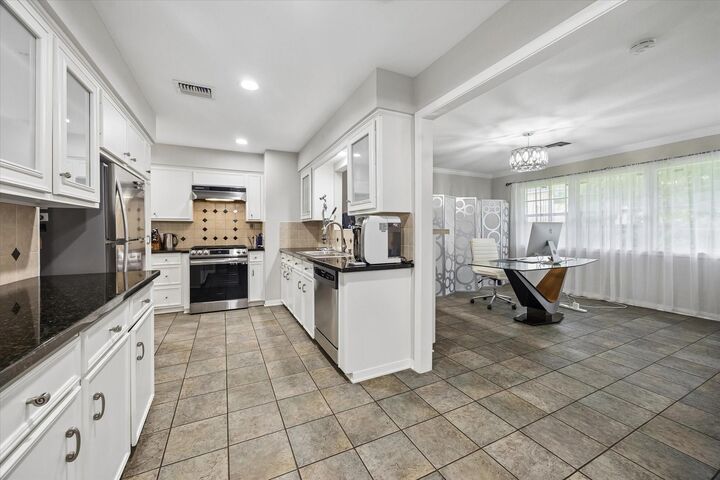 Property Photo: 5611 Whitehaven TX 77401