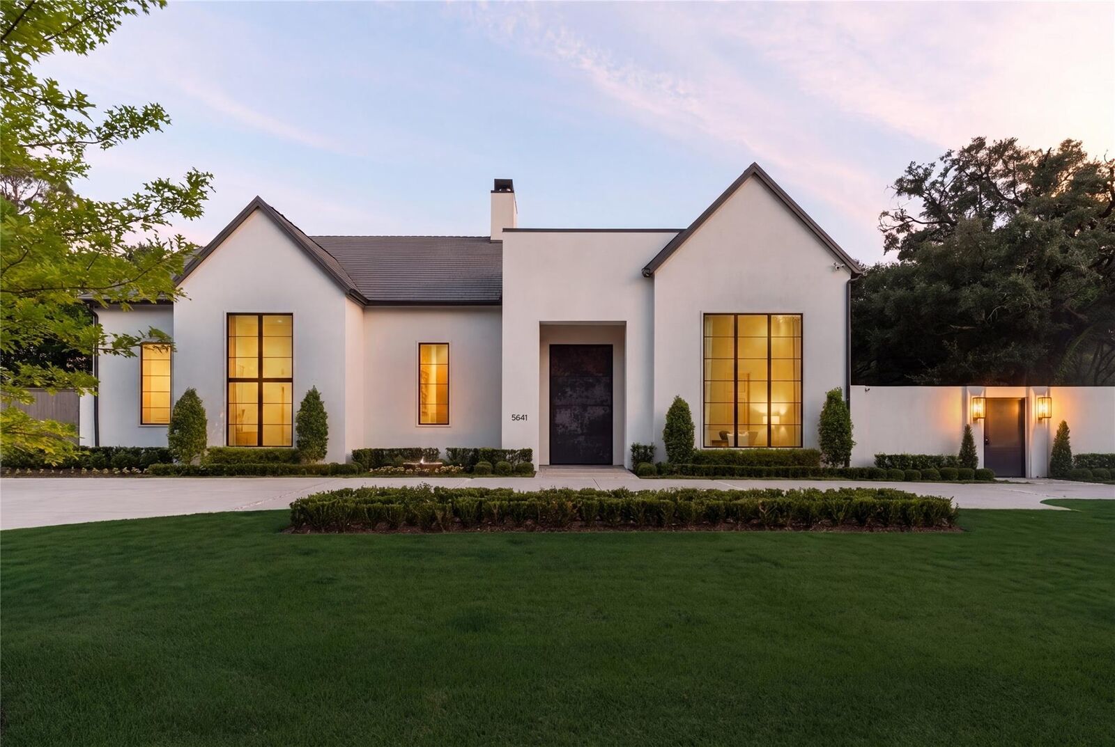 Property Photo: 5641 Holly Springs Drive TX 77056