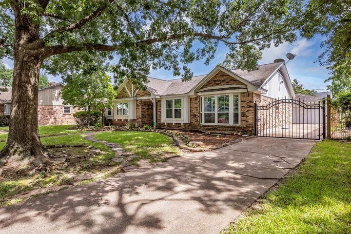 Property Photo: 947 Thornton Road TX 77018