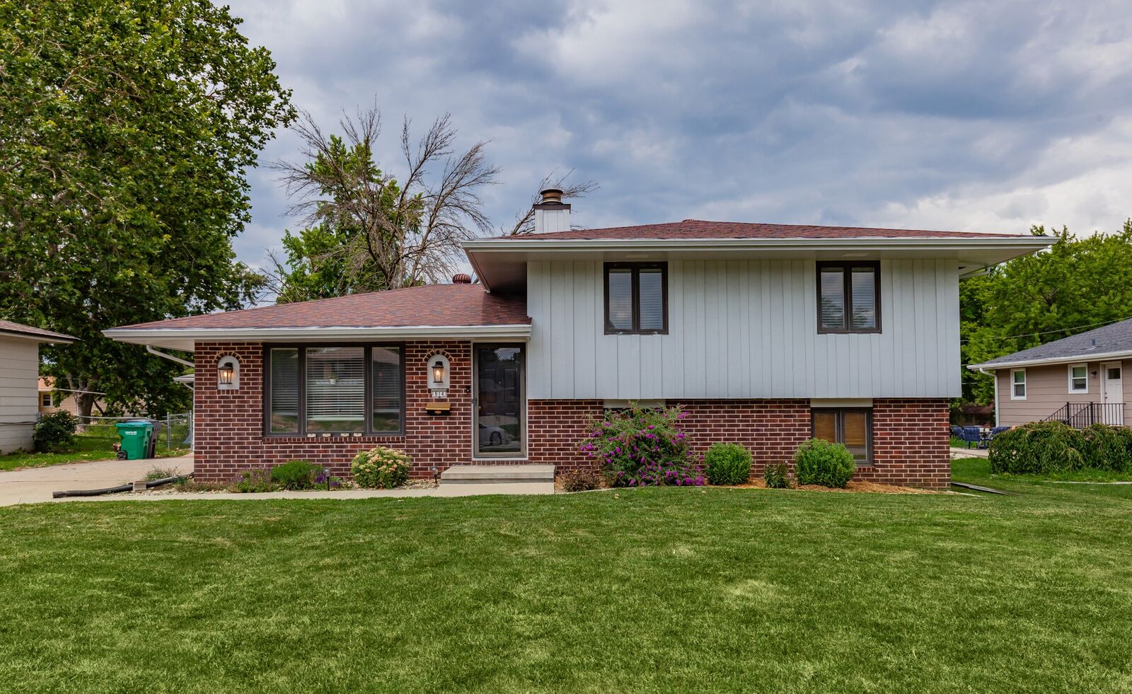 Property Photo:  614 SE 8th Street  IA 50021 