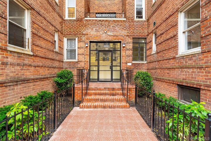 Property Photo:  2080 Barnes Avenue 4A  NY 10462 