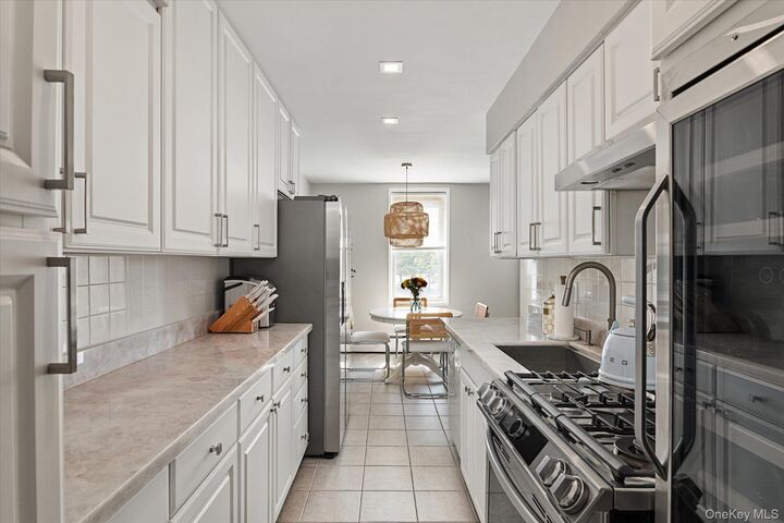 Property Photo:  60 Hempstead Avenue 2C  NY 11563 