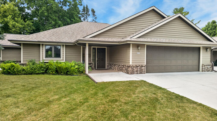 Property Photo: 2737 Windepoint Ct WI 53083