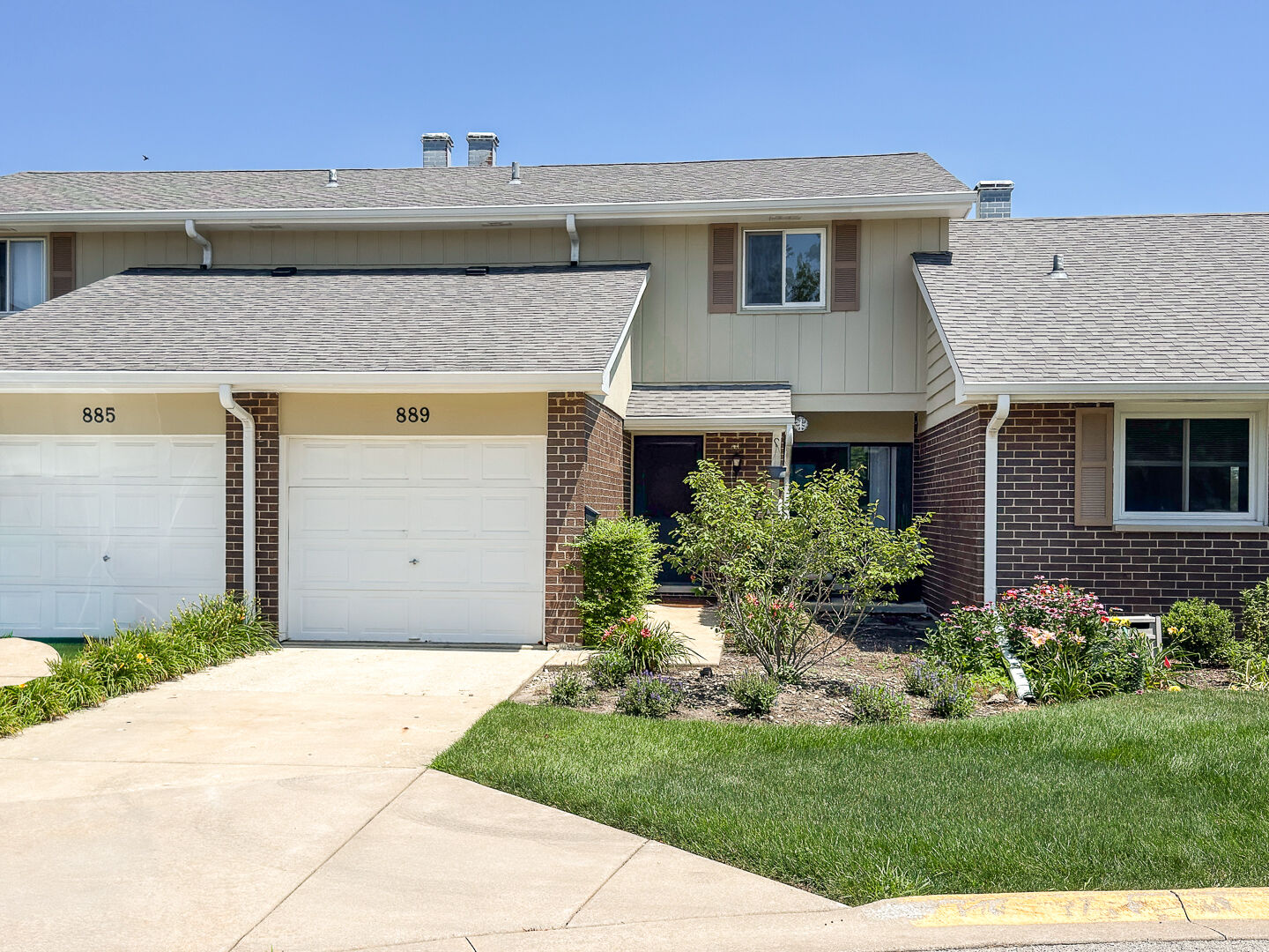 Property Photo:  889 Heatherbrook Court  IL 60189 