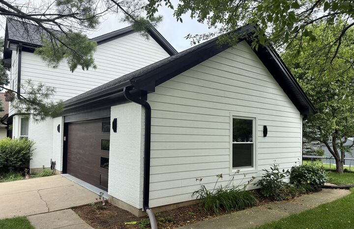 Property Photo: 1127 Yorkshire Drive N IL 60178
