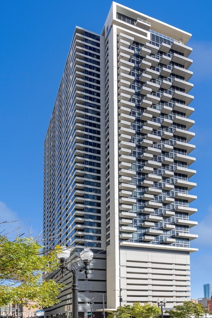 Property Photo: 235 W Van Buren Street 4219 IL 60607
