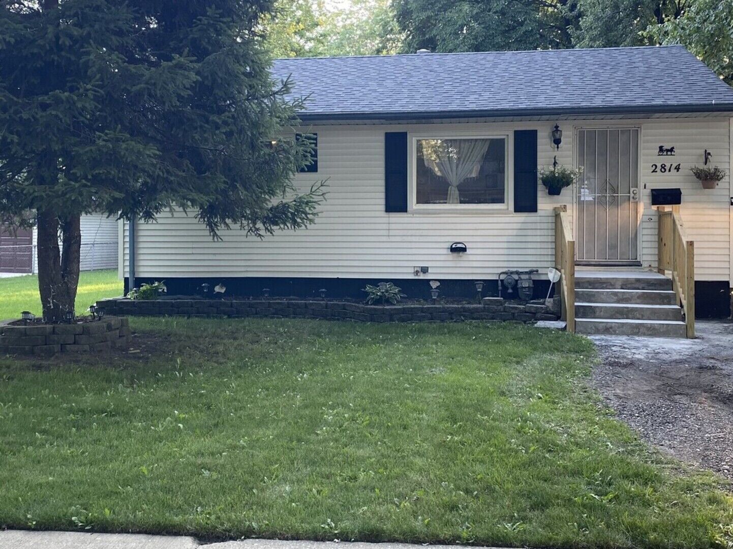 Property Photo: 2814 N Butrick Street IL 60087