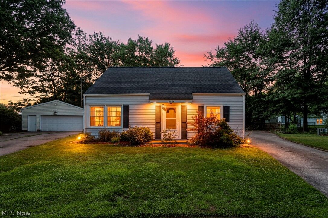 Property Photo: 2139 Suncrest Circle OH 44221