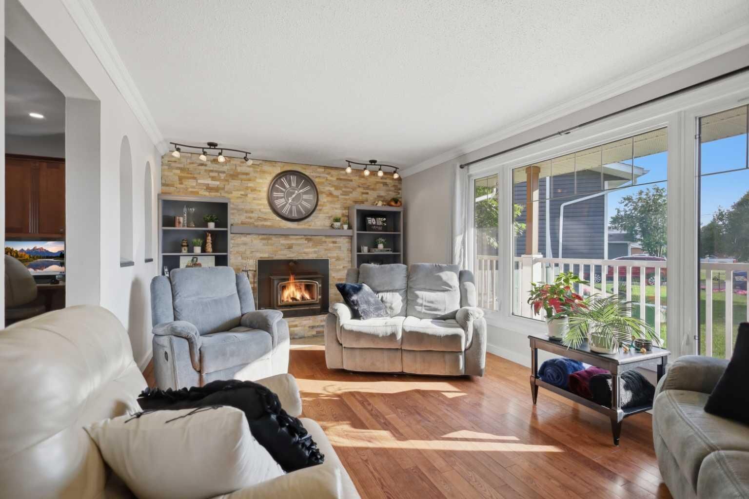 Property Photo: 31 Willow Crescent AB T4L 1V3