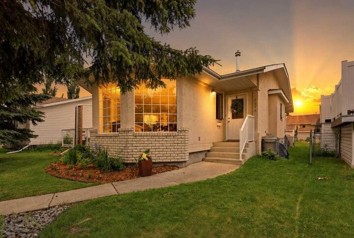 Property Photo:  5418 46 Street  AB T4L 1H2 