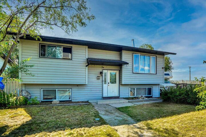 Property Photo: 437 McKinnon Drive AB T0J 0M0