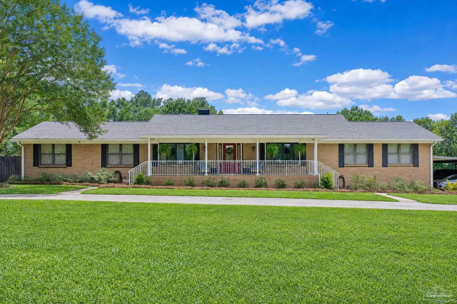 Property Photo: 2379 Risen Dr FL 32533