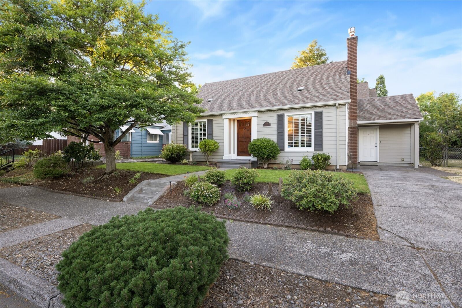 Property Photo:  108 E 35th Street  WA 98663 