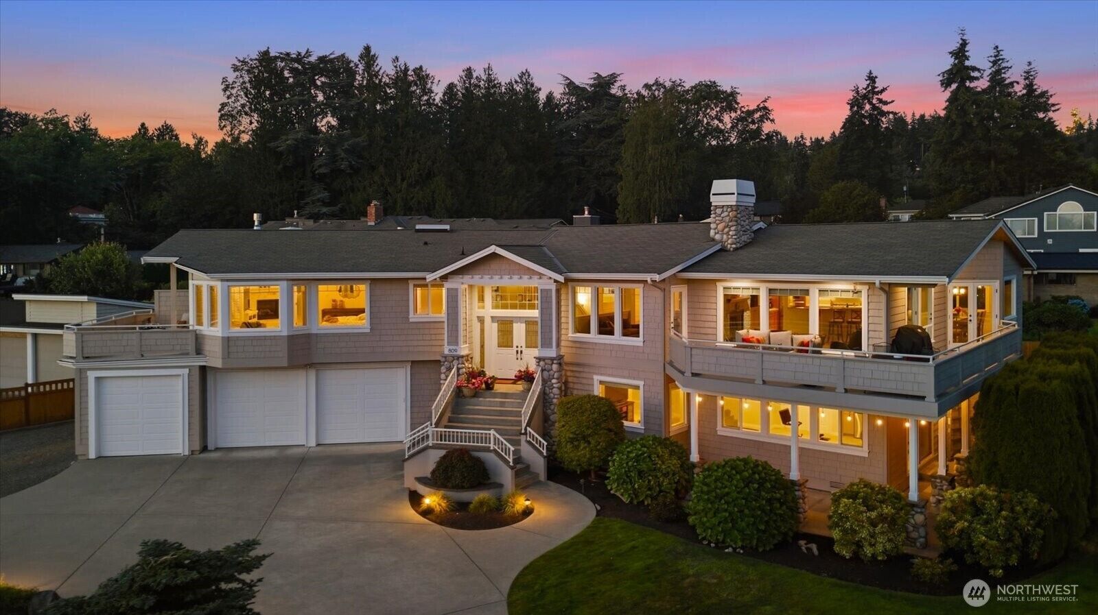 Property Photo:  809  Driftwood Place  WA 98020 