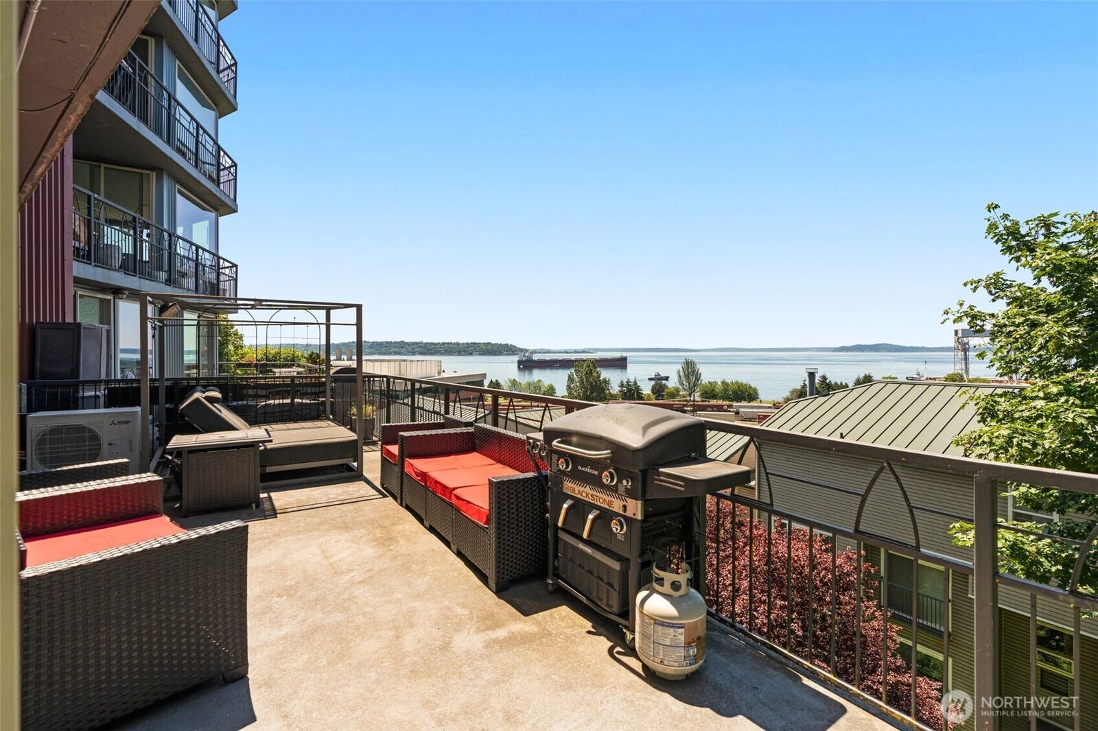 Property Photo: 507 W Mercer St 401 WA 98119