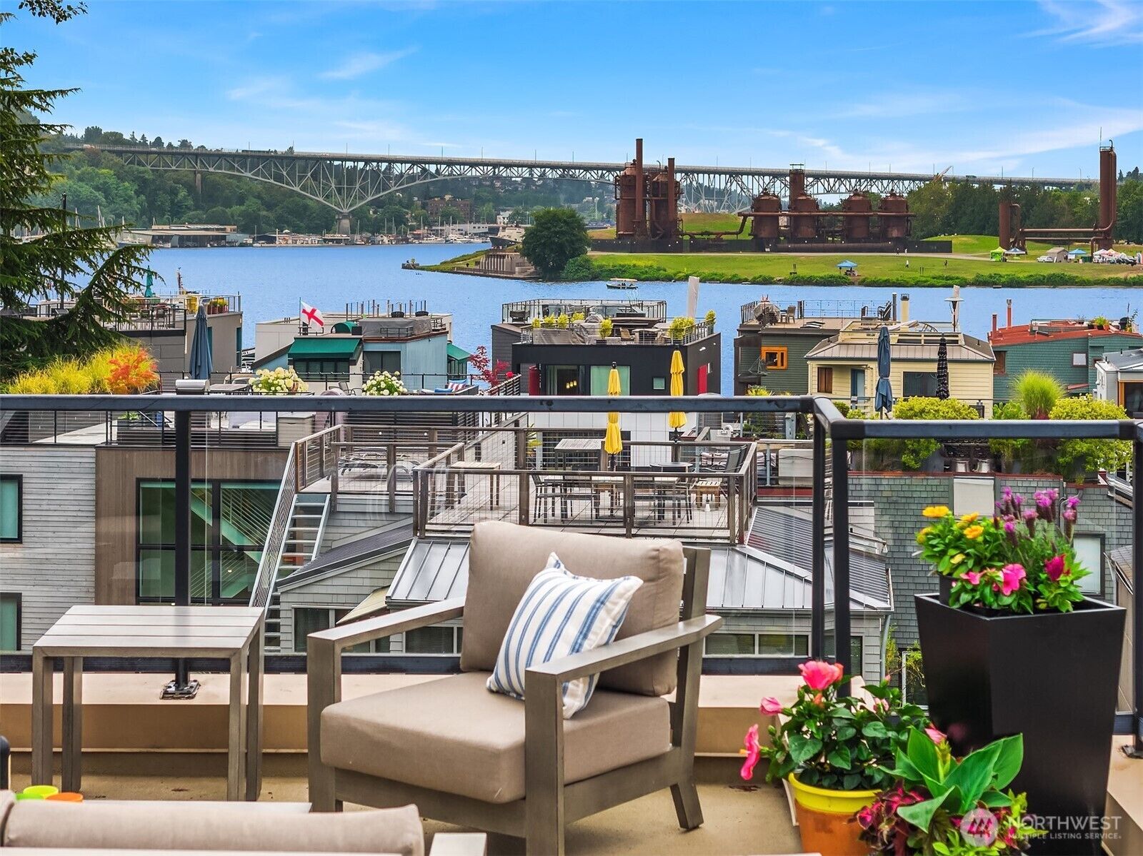 Property Photo: 80 E Roanoke Street 2 WA 98102